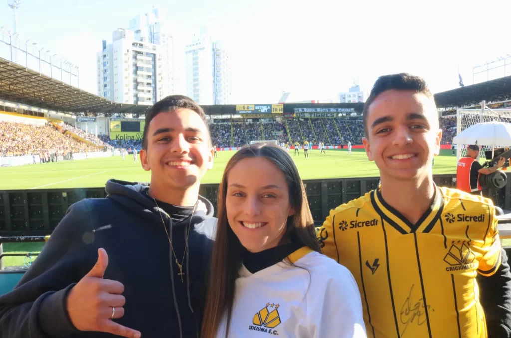 Torcida do Criciúma durante o jogo contra o Grêmio no Estádio Heriberto Hülse pela 24ª rodada do Campeonato Brasileiro.