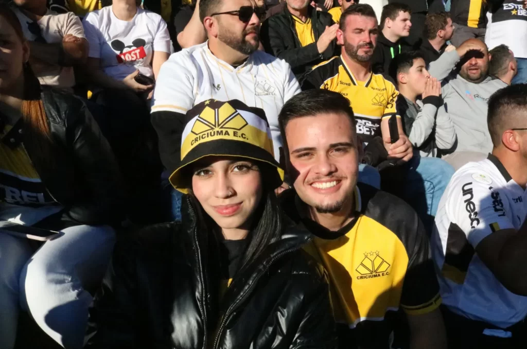 Torcida do Criciúma durante o jogo contra o Grêmio no Estádio Heriberto Hülse pela 24ª rodada do Campeonato Brasileiro.