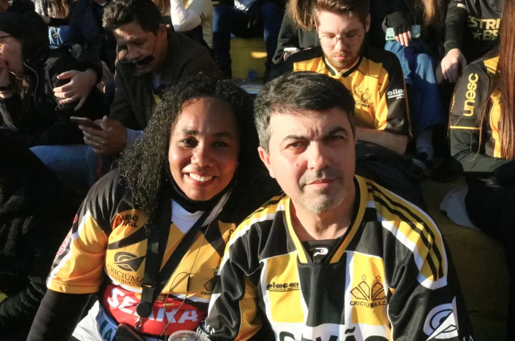 Torcida do Criciúma durante o jogo contra o Grêmio no Estádio Heriberto Hülse pela 24ª rodada do Campeonato Brasileiro.