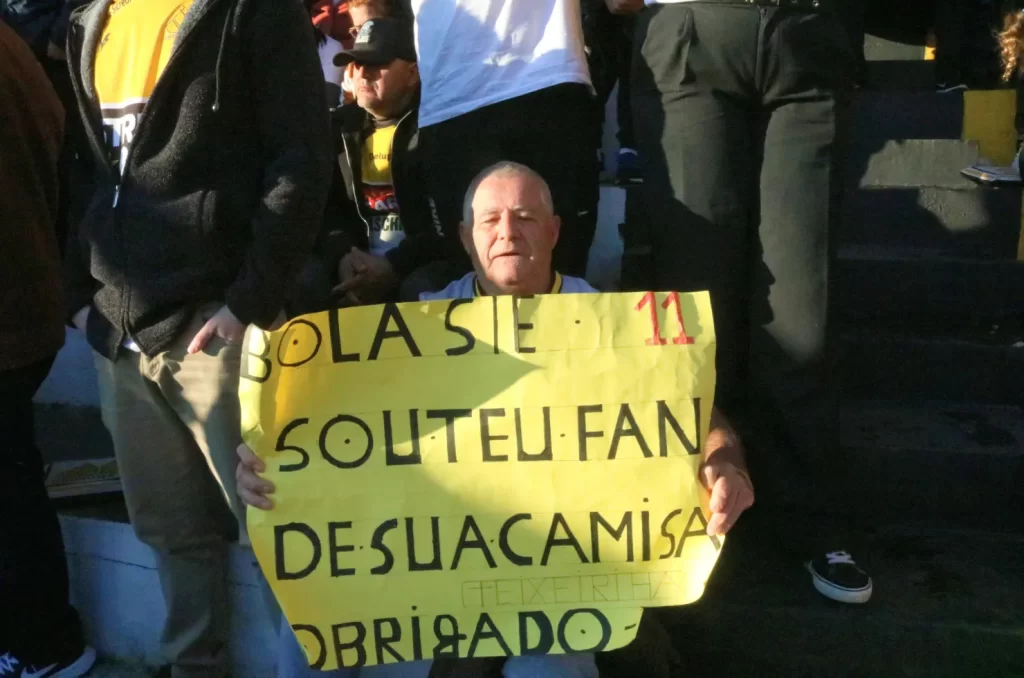 Torcida do Criciúma durante o jogo contra o Grêmio no Estádio Heriberto Hülse pela 24ª rodada do Campeonato Brasileiro.