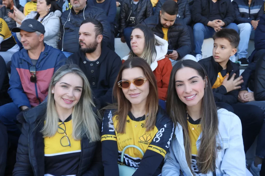 Torcida do Criciúma durante o jogo contra o Grêmio no Estádio Heriberto Hülse pela 24ª rodada do Campeonato Brasileiro.