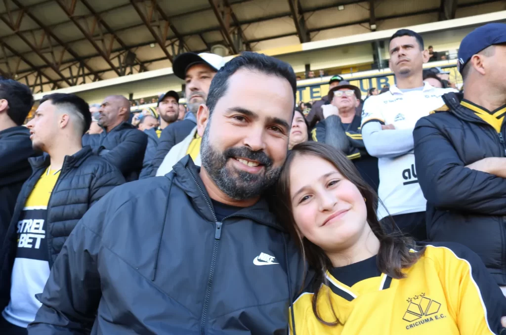 Torcida do Criciúma durante o jogo contra o Grêmio no Estádio Heriberto Hülse pela 24ª rodada do Campeonato Brasileiro.