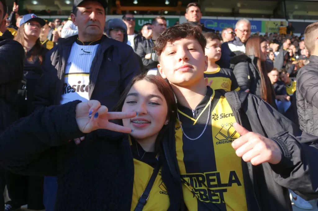 Torcida do Criciúma durante o jogo contra o Grêmio no Estádio Heriberto Hülse pela 24ª rodada do Campeonato Brasileiro.