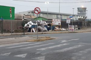 Moradores reclamam de acúmulo de lixo nas ruas da cidade