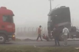 Motociclista morre embaixo de caminhão em Guaramirim