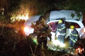 Motorista sobrevive a queda de 10 metros em Gaspar