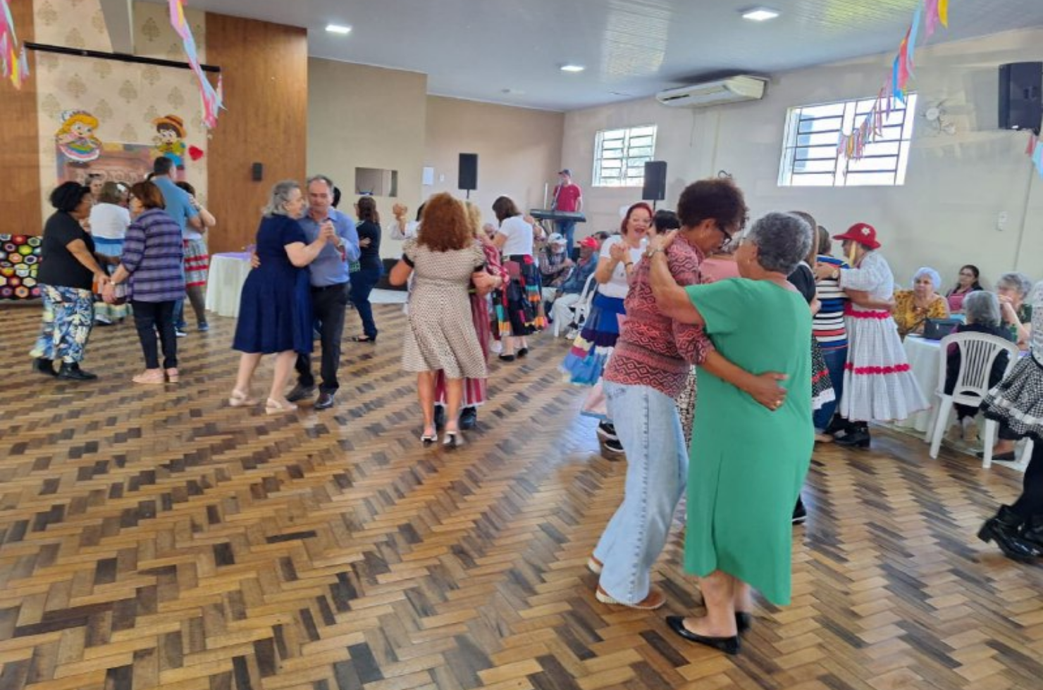 Evento reúne público da terceira idade em Capivari de Baixo