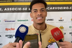 [VÍDEO] Newton fala sobre expectativa para o jogo contra o Vasco