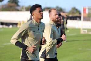 Criciúma tem 10 jogadores pendurados com dois cartões amarelos