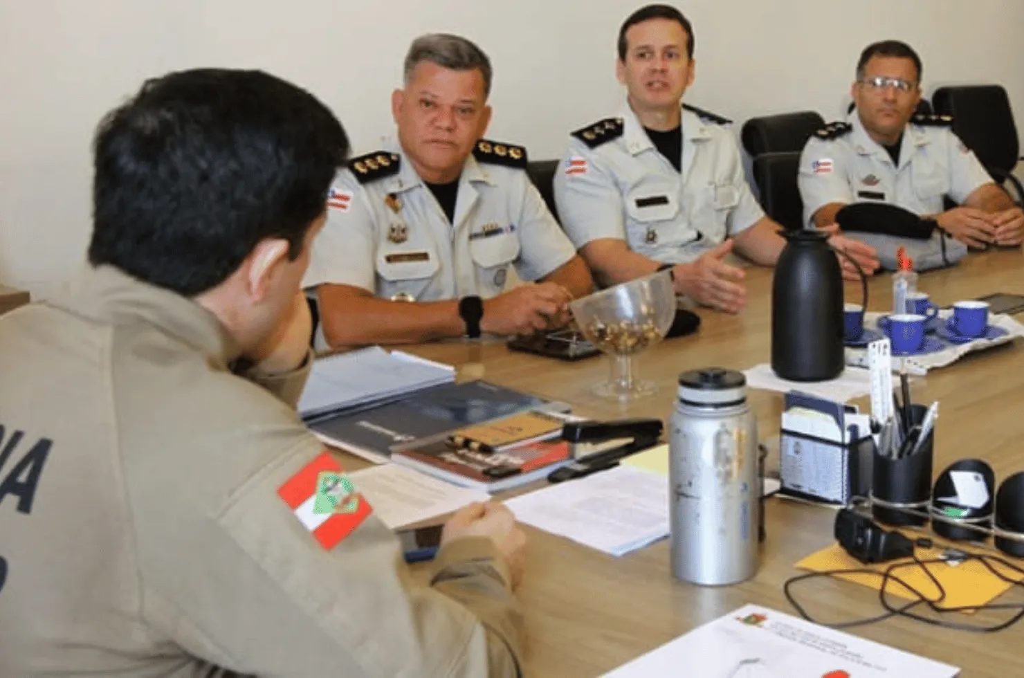 Reunião entre oficiais da PMBA e especialistas da PMSC para discutir a criação do Fundo de Melhoria