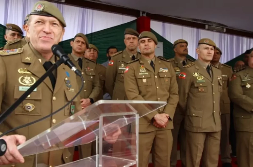 Comandante-geral da PMSC, coronel Aurélio Pelozato, e autoridades presentes na solenidade de formatura dos novos sargentos