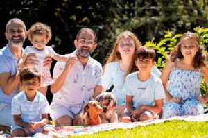 Pais gays adotam cinco filhos e contam sua história em livro