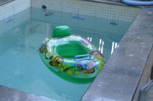 Pais encontram criança afogada dentro de piscina