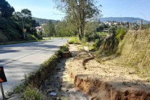 Placas da obra de duplicação da SC-108 são removidas