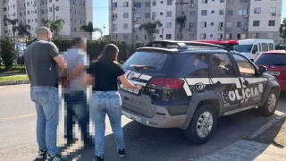 Polícia Civil do RS cumprindo mandado de busca e apreensão contra acusado de crime em Imbituba