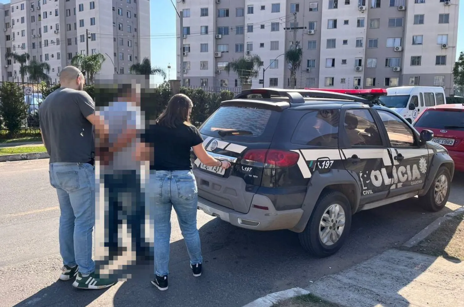 Polícia Civil do RS cumprindo mandado de busca e apreensão contra acusado de crime em Imbituba