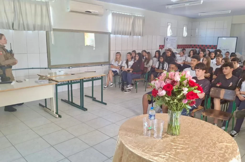 Ações do 9º Batalhão de Polícia Militar de Criciúma no combate à violência doméstica e familiar, promovendo palestras e atendimentos às vítimas