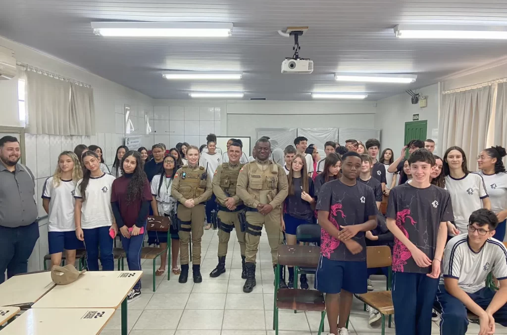 Ações do 9º Batalhão de Polícia Militar de Criciúma no combate à violência doméstica e familiar, promovendo palestras e atendimentos às vítimas