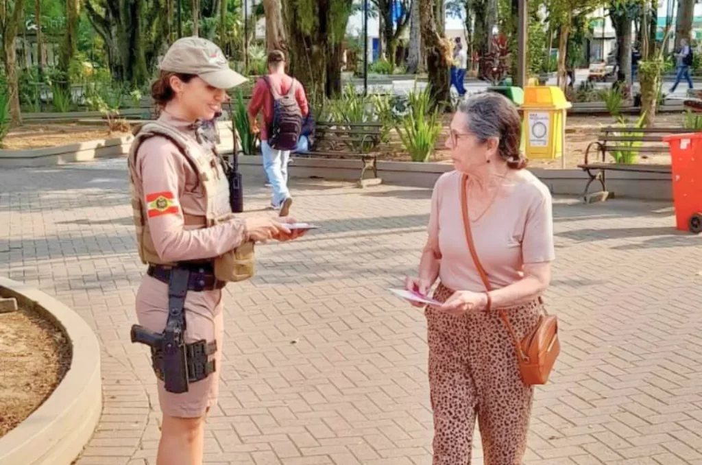 Ações do 9º Batalhão de Polícia Militar de Criciúma no combate à violência doméstica e familiar, promovendo palestras e atendimentos às vítimas