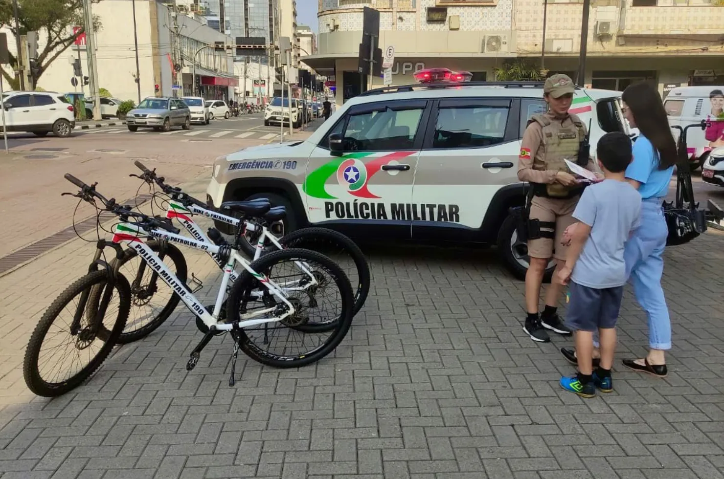 Ações do 9º Batalhão de Polícia Militar de Criciúma no combate à violência doméstica e familiar, promovendo palestras e atendimentos às vítimas