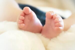 Bebê é encontrado abandonado em residência em Criciúma