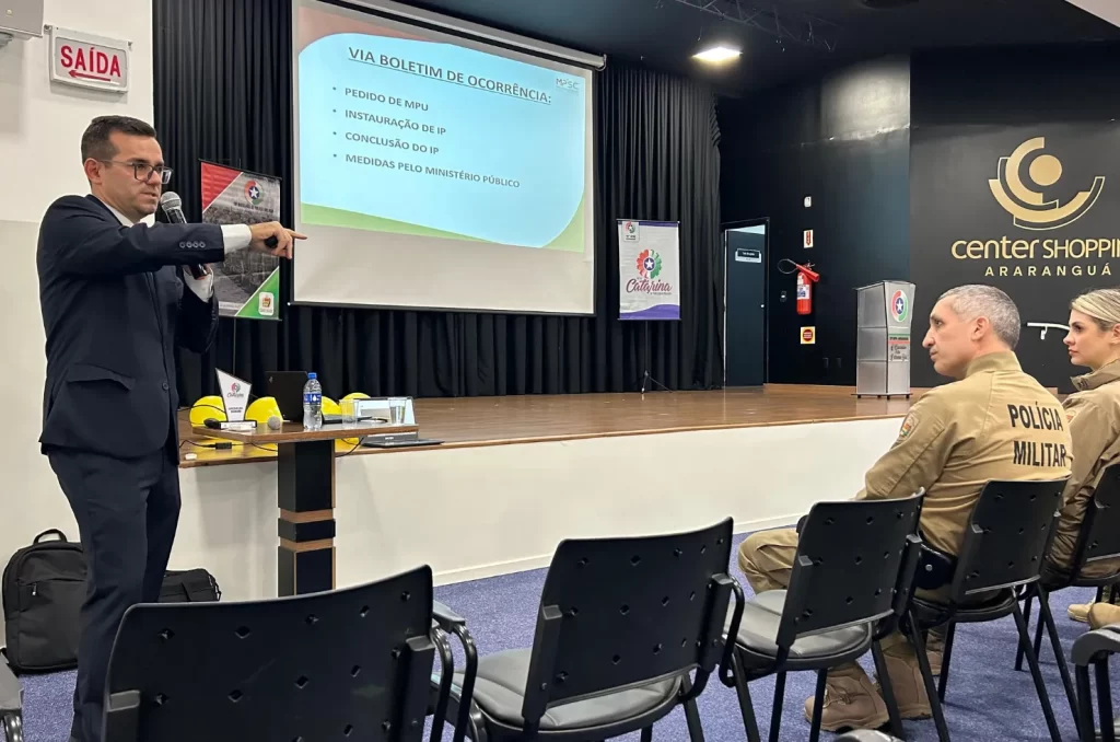 Palestra sobre a Lei Maria da Penha com promotor de Justiça Pedro Lucas de Vargas para policiais militares em Araranguá