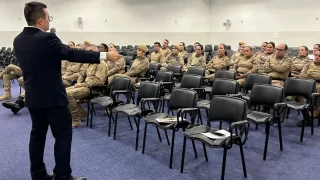 Palestra sobre a Lei Maria da Penha com promotor de Justiça Pedro Lucas de Vargas para policiais militares em Araranguá