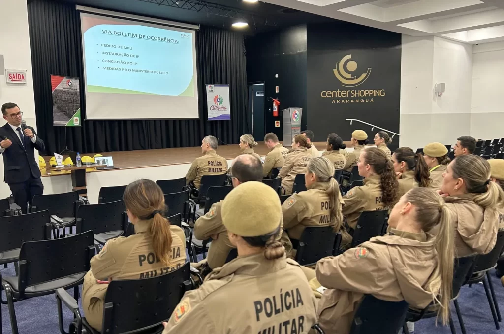 Palestra sobre a Lei Maria da Penha com promotor de Justiça Pedro Lucas de Vargas para policiais militares em Araranguá