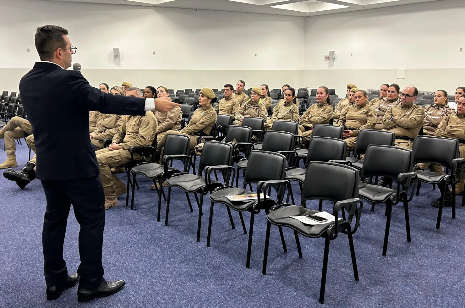 Palestra sobre a Lei Maria da Penha com promotor de Justiça Pedro Lucas de Vargas para policiais militares em Araranguá