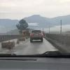 Passagem de veículos leves sobre a ponte do Rio Canoa