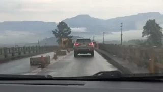 Passagem de veículos leves sobre a ponte do Rio Canoa