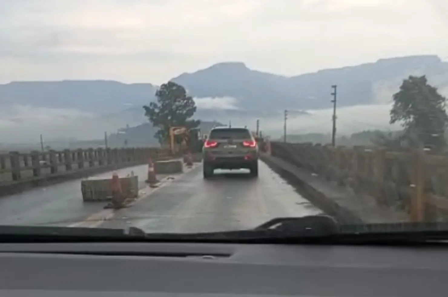 Passagem de veículos leves sobre a ponte do Rio Canoa