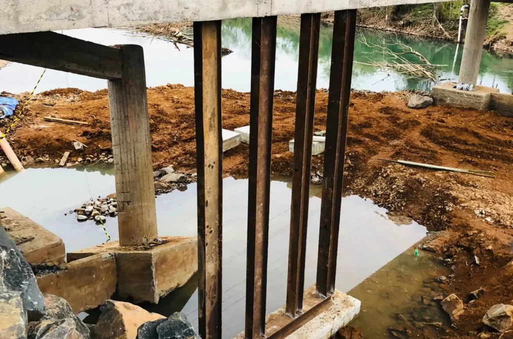 Escoras instaladas na ponte sobre o Rio Canoa