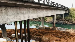 Ponte sobre o Rio Canoa, com as escoras instaladas