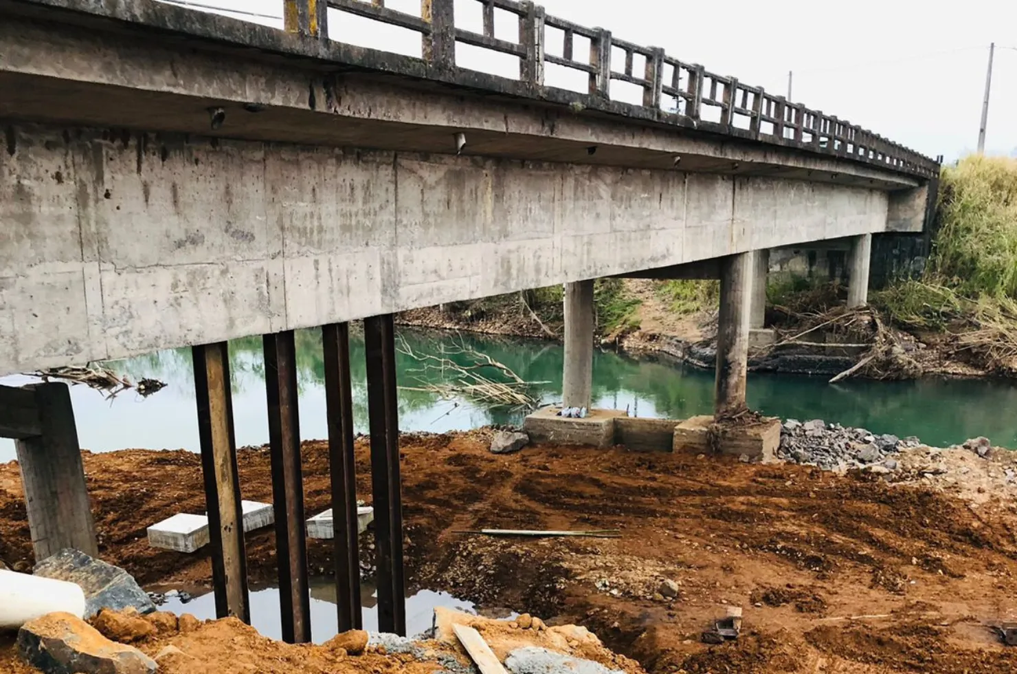 Ponte sobre o Rio Canoa, com as escoras instaladas