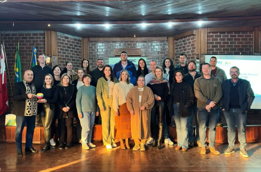 Participantes da reunião conjunta dos Colegiados de Turismo e Cultura da Fecam em Praia Grande, destacando a colaboração entre representantes dos municípios de Santa Catarina