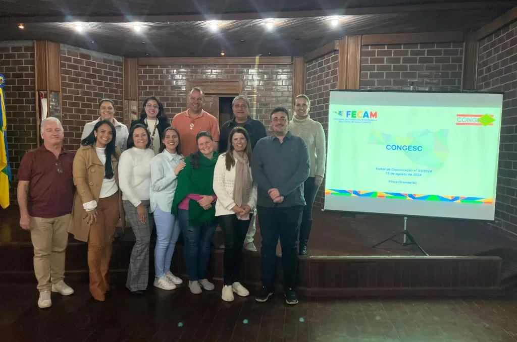 Reunião dos Colegiados de Turismo e Cultura da Fecam em Praia Grande, com representantes discutindo o desenvolvimento integrado do turismo e cultura