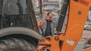 Prefeito interino Jair Alexandre e secretário Jóri Ramos Pereira vistoriando reparos na Rua Itajaí, Criciúma