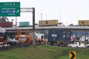 Pane em ônibus trava a BR 101 em Itajaí