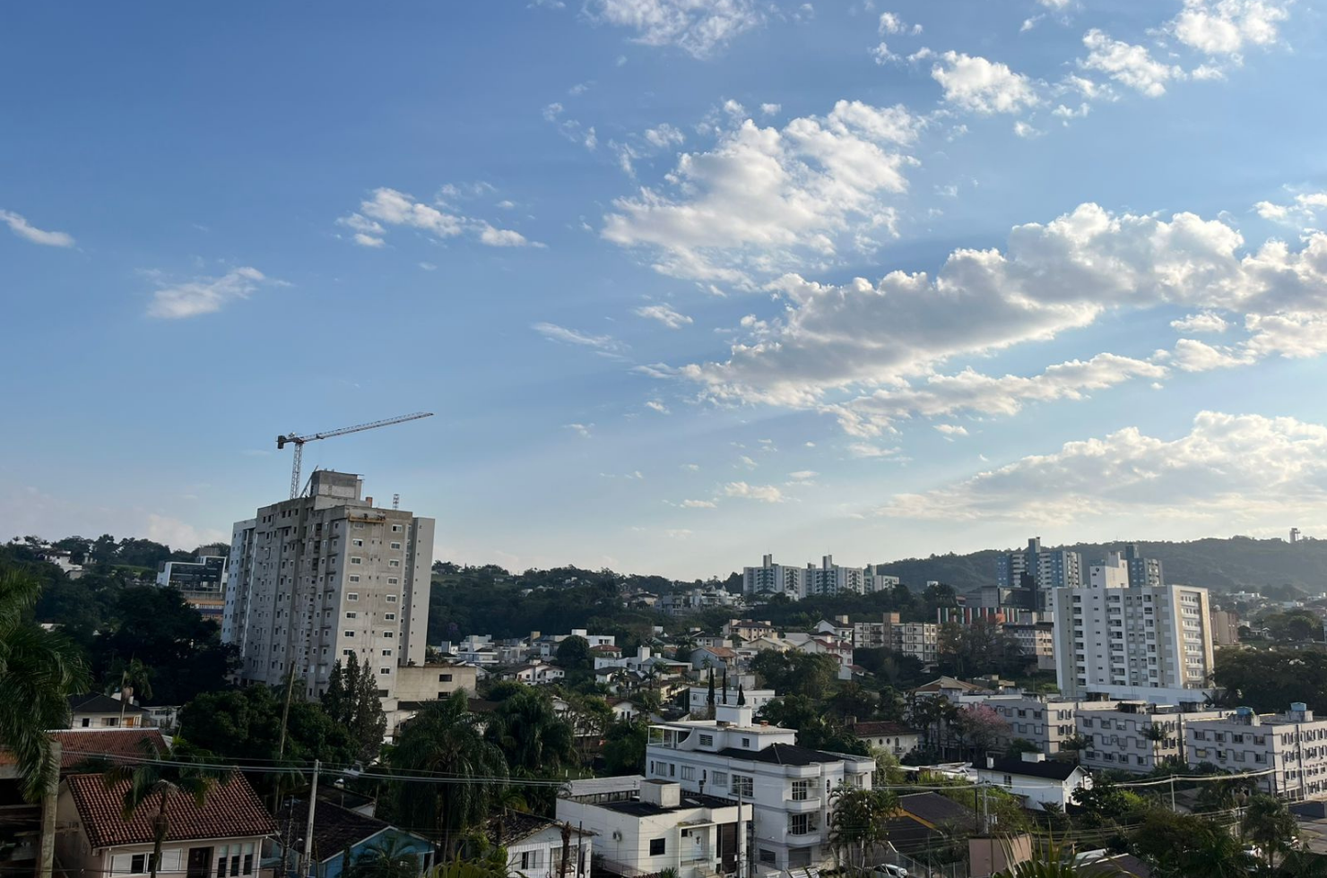 Quarta-feira começa com sol em Criciúma, mas há chances de chuva