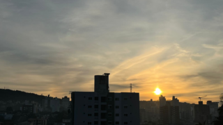 Quinta-feira começa fria, mas sol aparece e tempo esquenta em Criciúma