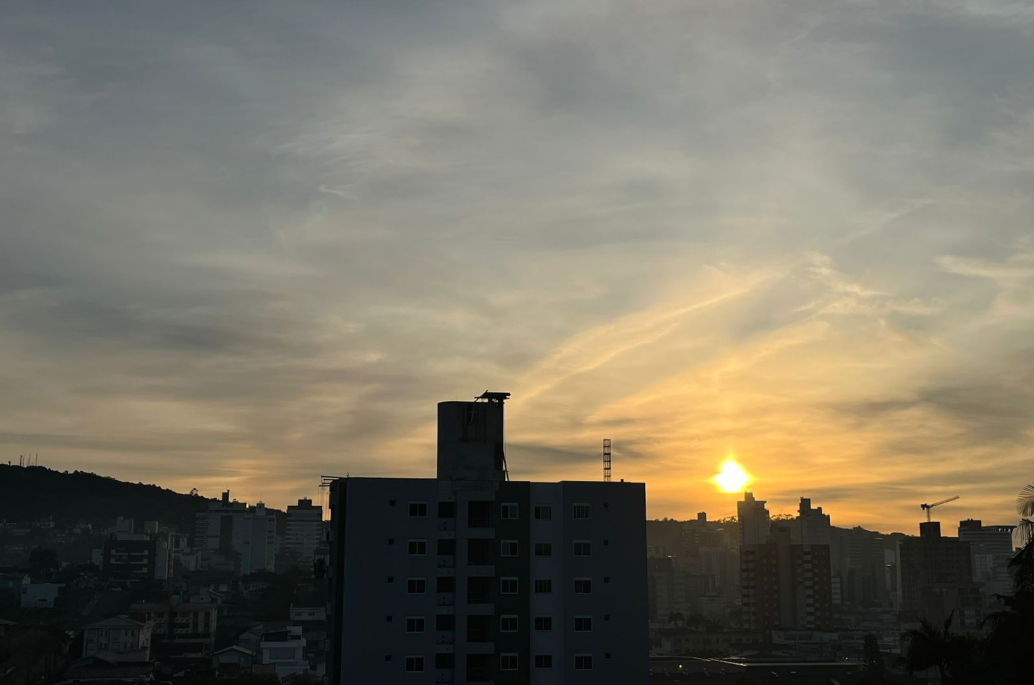 Quinta-feira começa fria, mas sol aparece e tempo esquenta em Criciúma