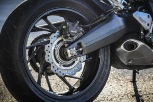 Homem é agredido com pedaço de madeira durante roubo de motocicleta em Criciúma
