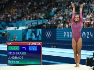Fora do pódio: Rebeca termina em 4º e Biles em 5º quinto na trave