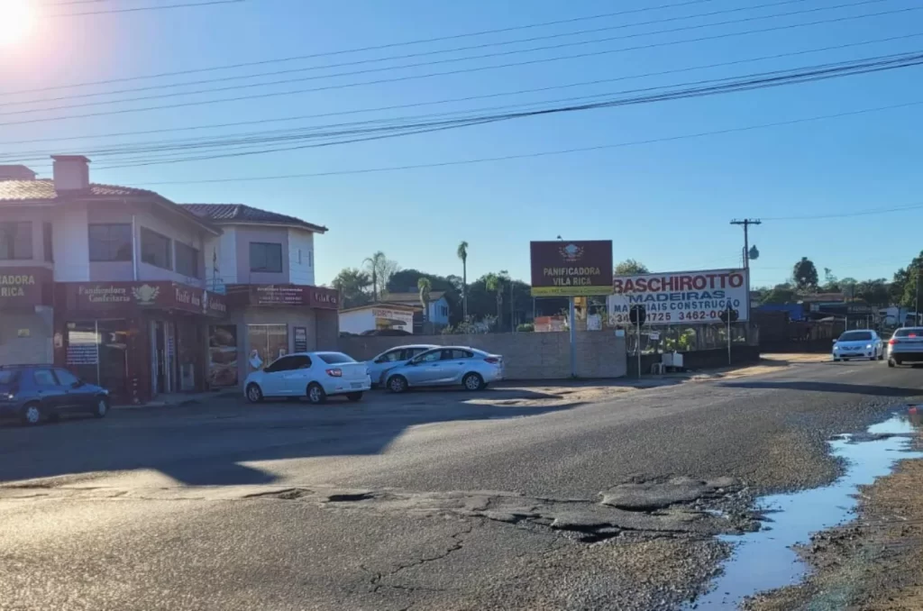 Buracos na rodovia SC-443 que liga Criciúma a Morro da Fumaça, impactando o tráfego