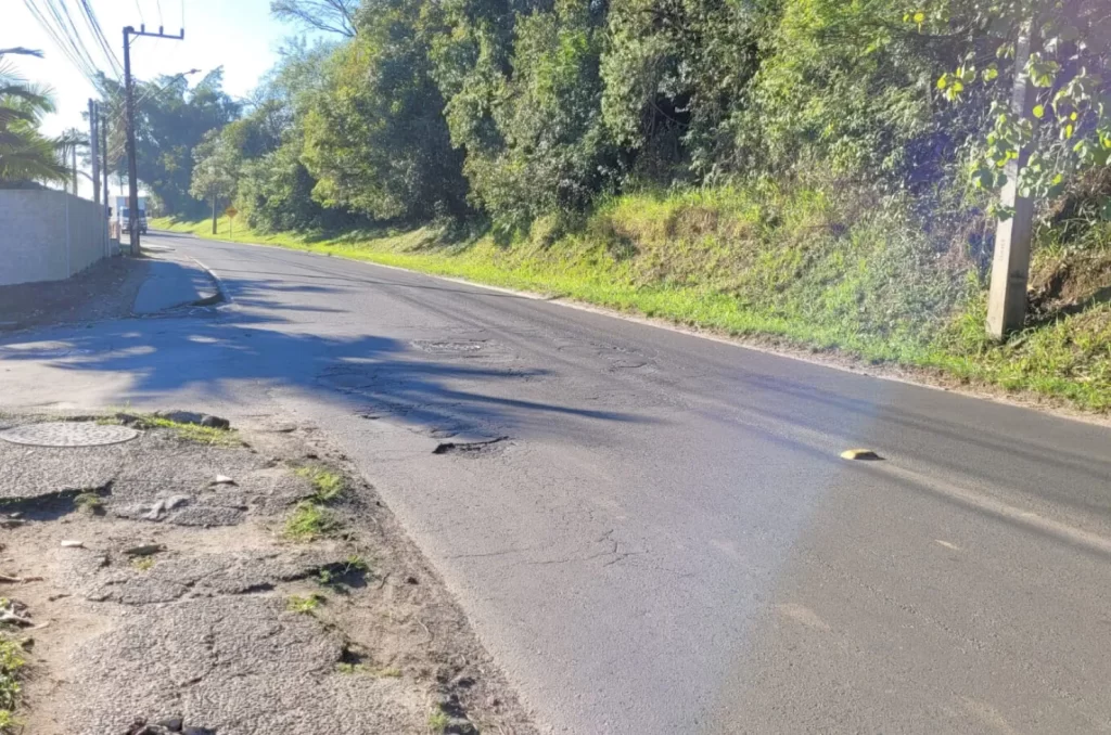 Buracos na rodovia SC-443 que liga Criciúma a Morro da Fumaça, impactando o tráfego