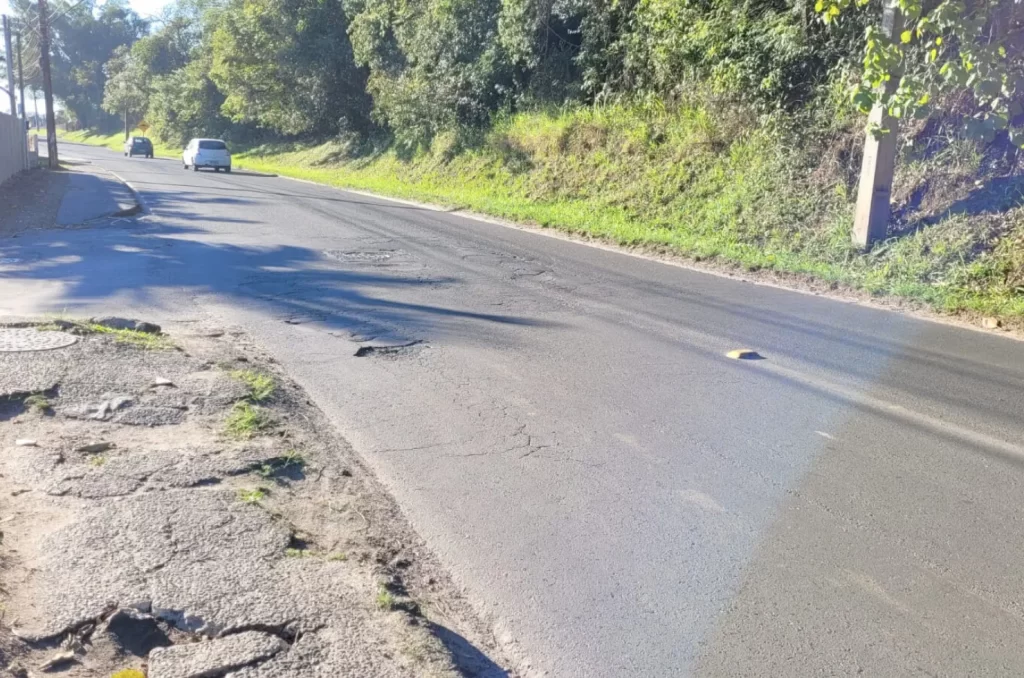 Buracos na rodovia SC-443 que liga Criciúma a Morro da Fumaça, impactando o tráfego