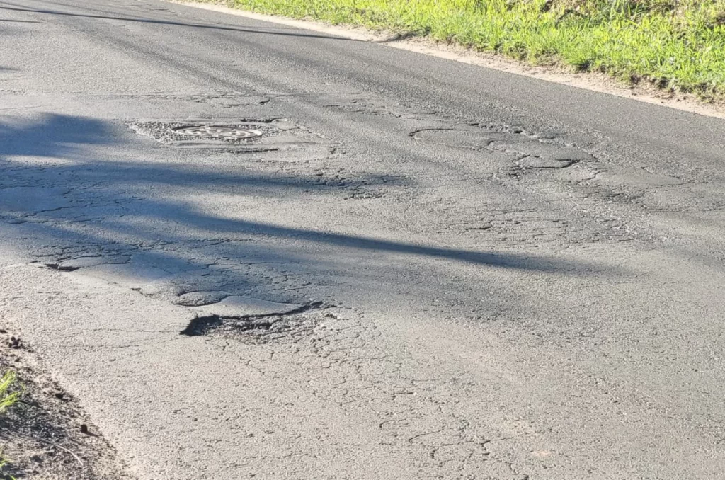 Buracos na rodovia SC-443 que liga Criciúma a Morro da Fumaça, impactando o tráfego