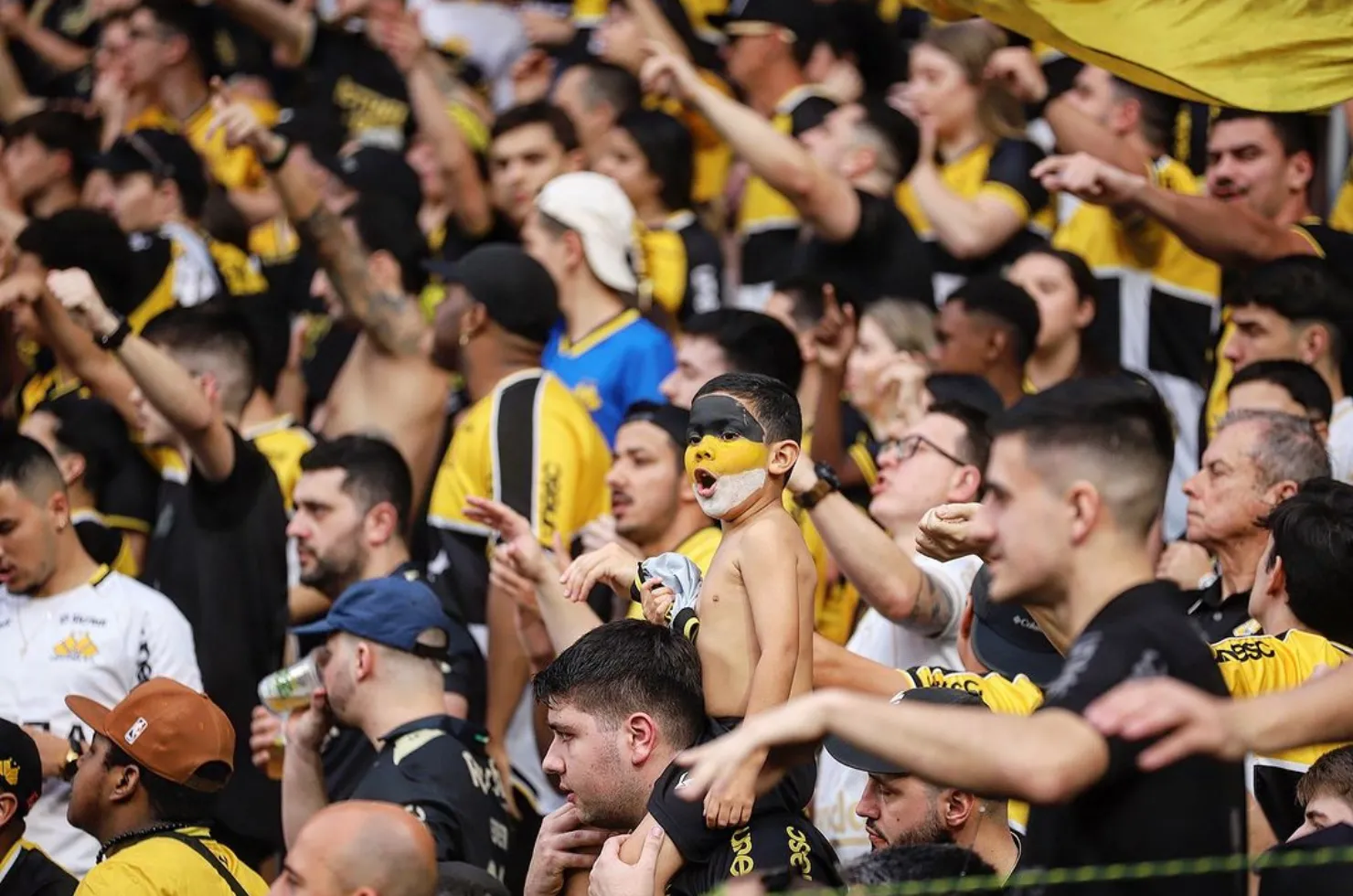 Torcida do Criciúma no Estádio Heriberto Hülse