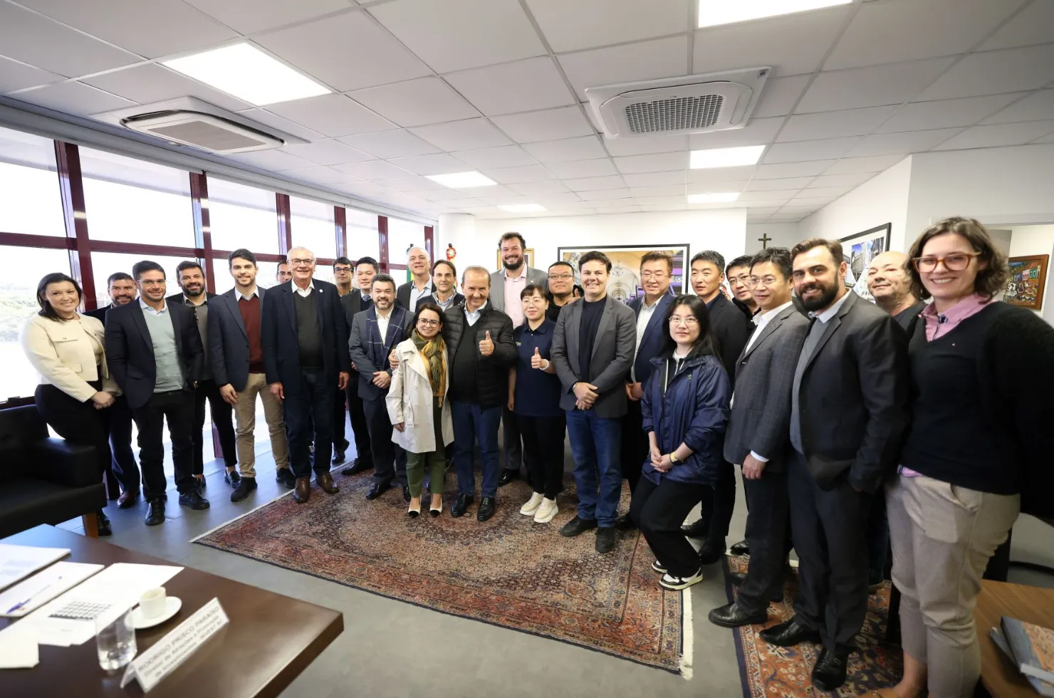 Foto mostra a reunião realizada na manhã de quarta-feira (14), onde o governador Jorginho Mello, acompanhado do presidente da SCPar, Renato Lacerda, e de secretários estaduais, apresentou a proposta de Santa Catarina para sediar a nova fábrica da Sailun Tires